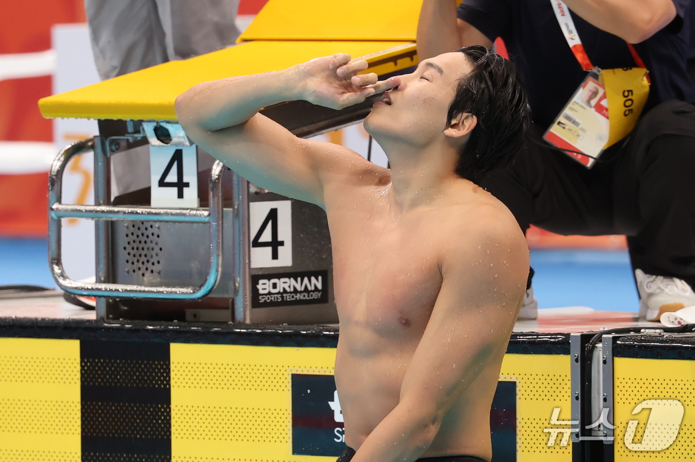 (도쿄=뉴스1) 김민지 기자 = 21일 도쿄 아쿠아틱스 센터에서 열린 2026 아이치·나고야 아시안게임 남자 50m 자유형 결승전에서 금메달을 획득한 김영범이 세리머니를 하고 있다 …