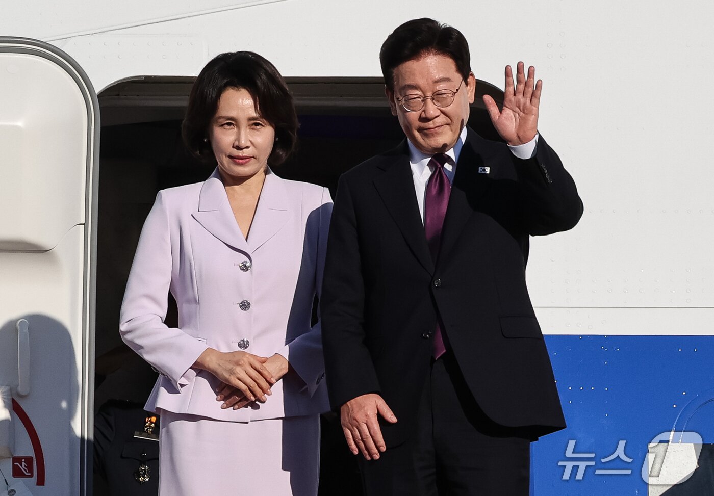 본문 이미지 - 이재명 대통령과 김혜경 여사가 21일 미국 뉴욕에서 열리는 유엔총회 참석을 위해 경기 성남 서울공항을 통해 출국하며 인사하고 있다. 2026.9.21 ⓒ 뉴스1 허경 기자