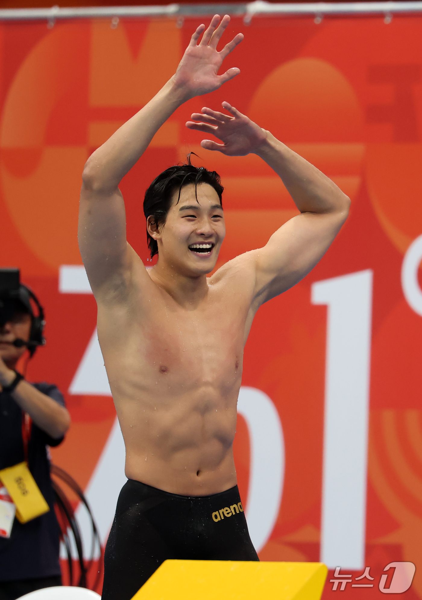 (도쿄=뉴스1) 김민지 기자 = 21일 도쿄 아쿠아틱스 센터에서 열린 2026 아이치·나고야 아시안게임 남자 50m 자유형 결승전에서 금메달을 획득한 김영범이 기뻐하고 있다. 20 …