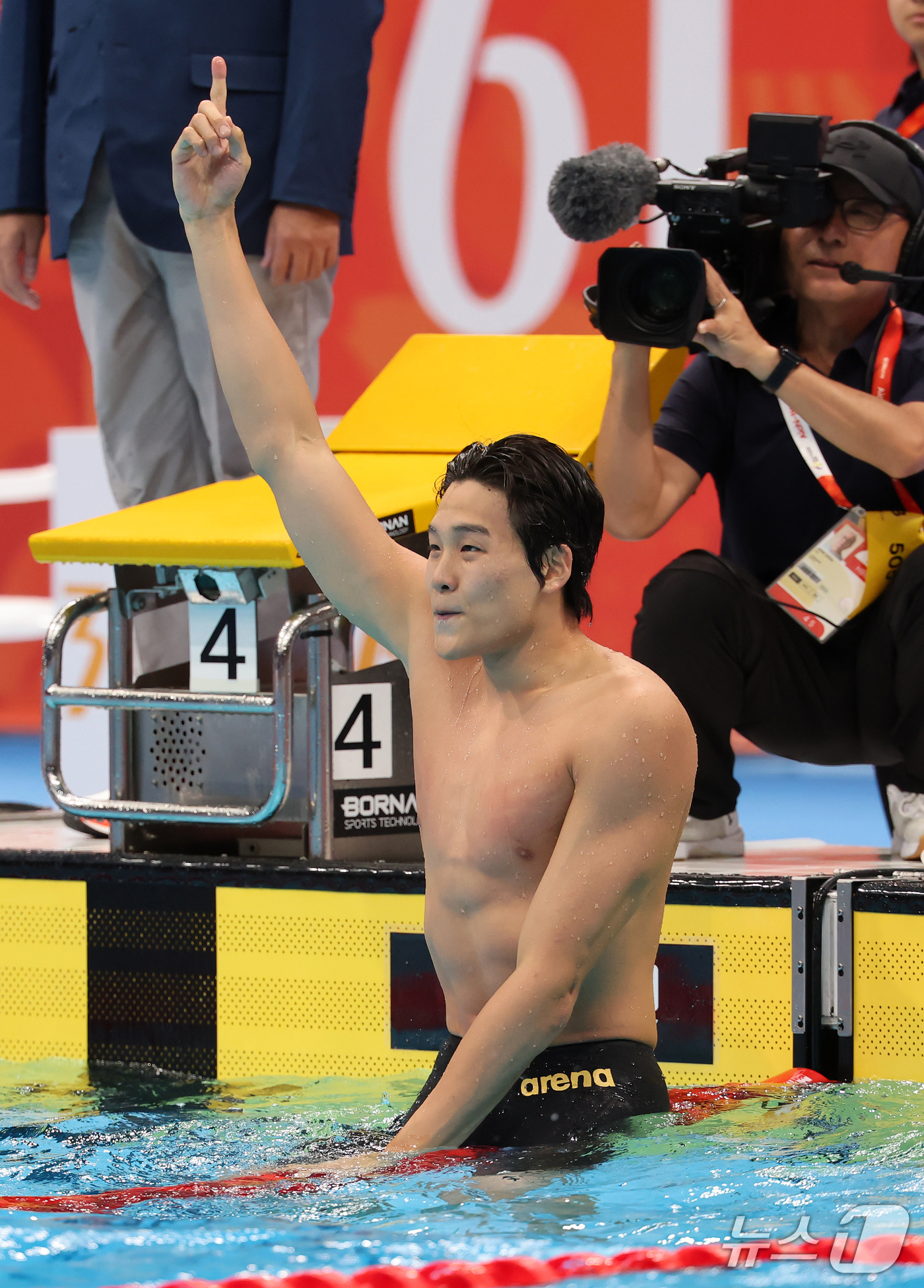 (도쿄=뉴스1) 김민지 기자 = 21일 도쿄 아쿠아틱스 센터에서 열린 2026 아이치·나고야 아시안게임 남자 50m 자유형 결승전에서 금메달을 획득한 김영범이 환호하고 있다. 20 …