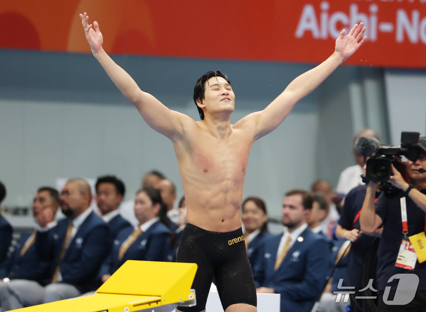 본문 이미지 - 21일 도쿄 아쿠아틱스 센터에서 열린 2026 아이치·나고야 아시안게임 남자 50m 자유형 결승전에서 금메달을 획득한 김영범이 환호하고 있다. 2026.9.21 ⓒ 뉴스1 김민지 기자
