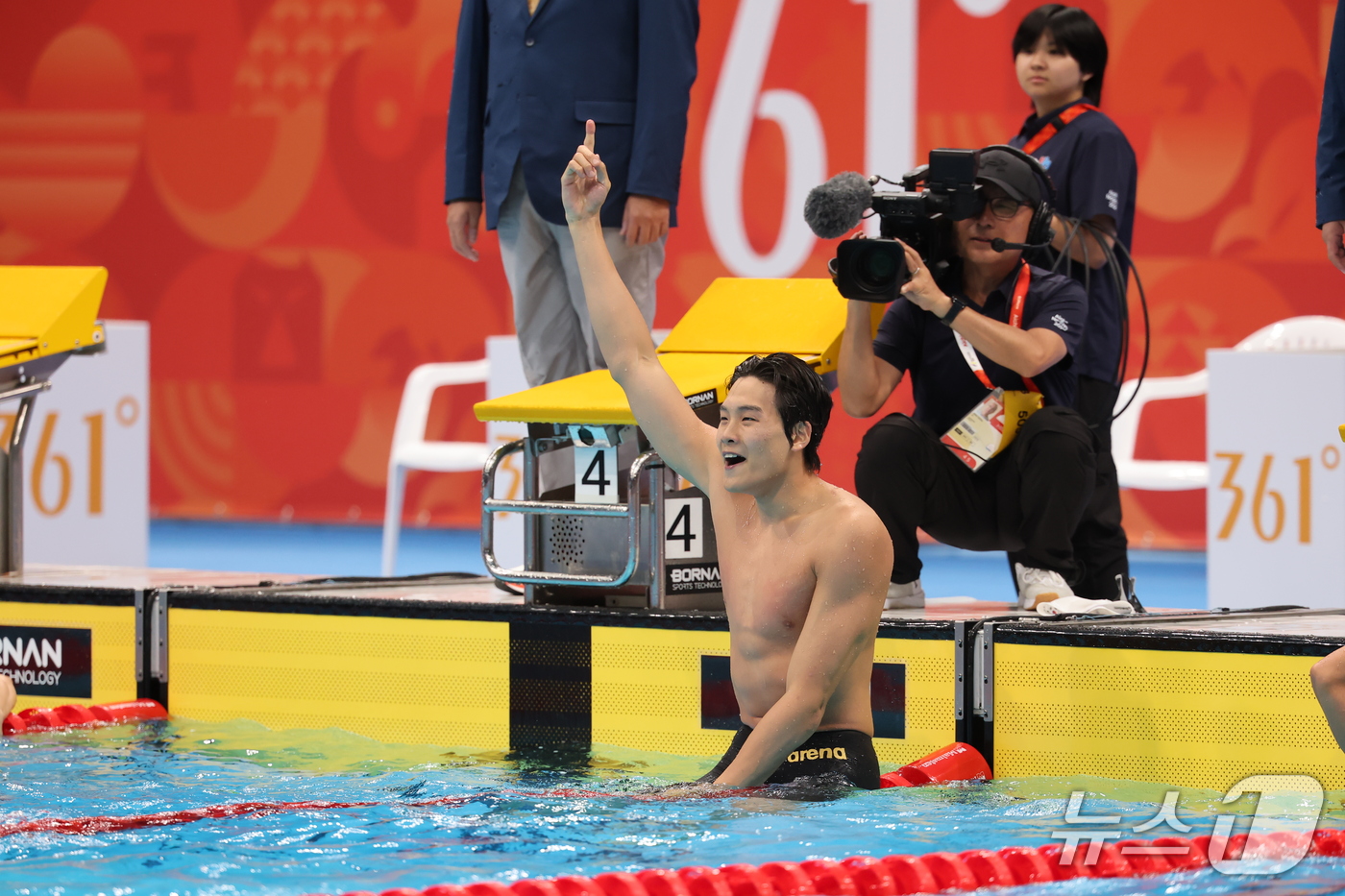 (도쿄=뉴스1) 김민지 기자 = 21일 도쿄 아쿠아틱스 센터에서 열린 2026 아이치·나고야 아시안게임 남자 50m 자유형 결승전에서 금메달을 획득한 김영범이 환호하고 있다. 20 …