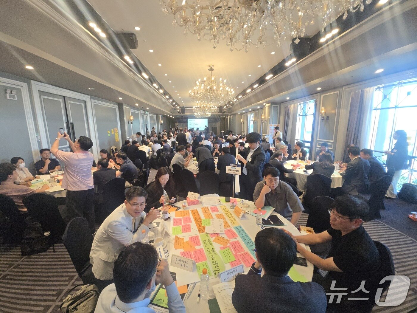 본문 이미지 - 21일 서울 여의도 켄싱턴호텔에서 한국공학한림원과 국회수소경제포럼이 주최한 '수소 경제 대토론회'에서 산·학·연 관계자 120여명이 국회에 제출할 수소 경제 활성화 방안을 대자보에 적은 뒤 의견을 나누고 있다. 2026.9.21/뉴스1 김성식 기자