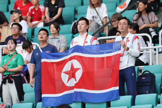 '인공기 들고'