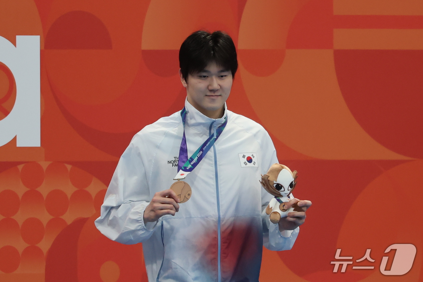 (도쿄=뉴스1) 김민지 기자 = 21일 도쿄 아쿠아틱스 센터에서 열린 2026 아이치·나고야 아시안게임 남자 50m 배영 결승전에서 동메달을 획득한 윤지환이 시상대에 올라 동메달을 …