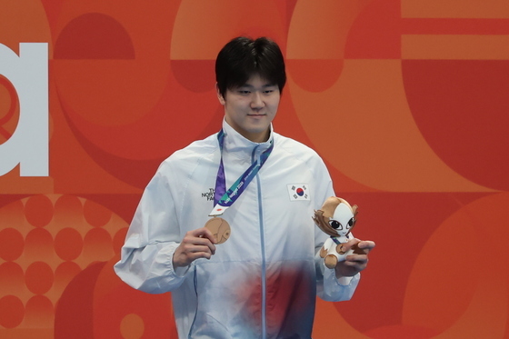 동메달 들어 보이는 윤지환