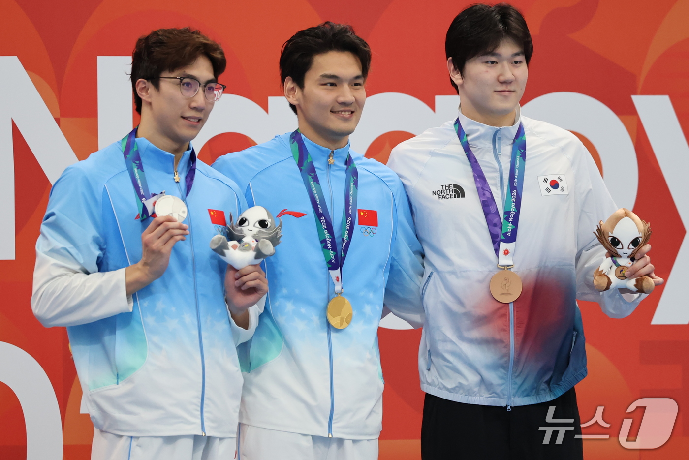 (도쿄=뉴스1) 김민지 기자 = 21일 도쿄 아쿠아틱스 센터에서 열린 2026 아이치·나고야 아시안게임 남자 50m 배영 결승전에서 동메달을 획득한 윤지환이 시상대에 올라 포즈를 …