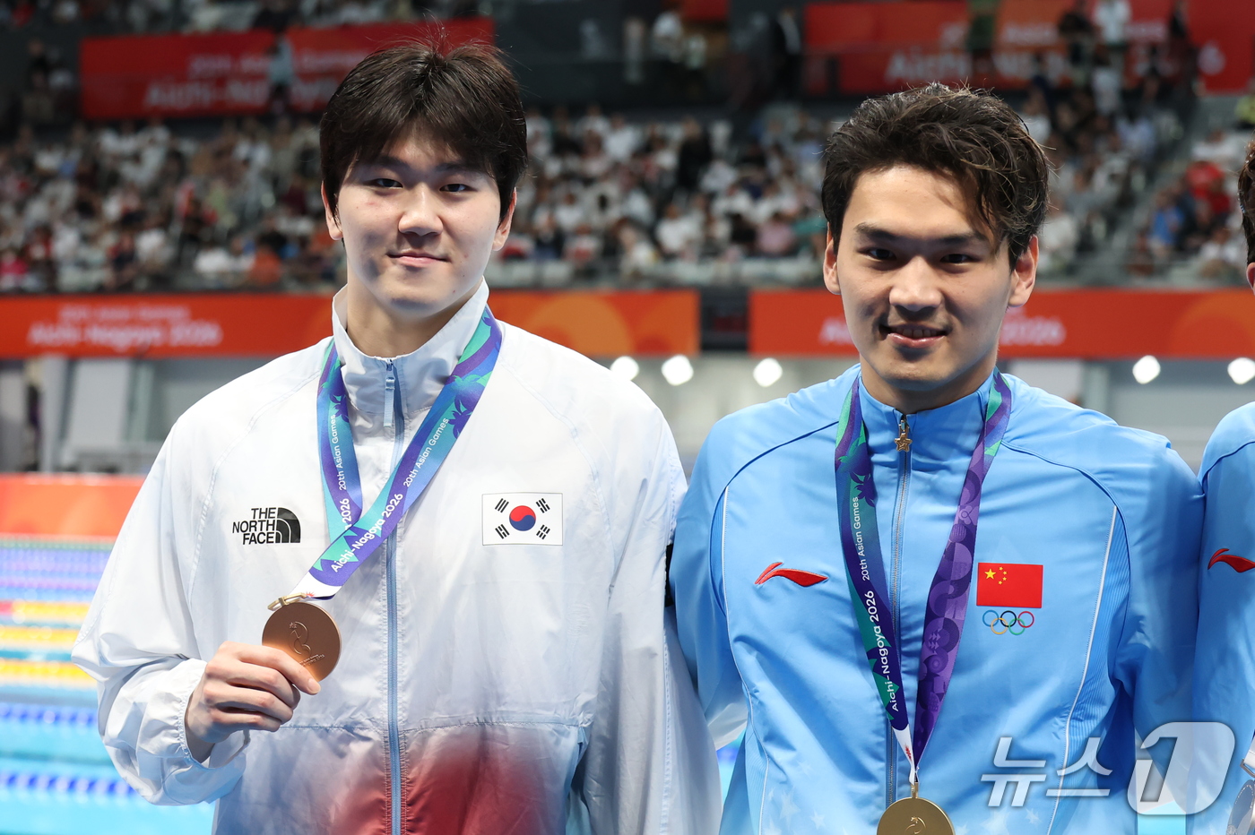 (도쿄=뉴스1) 김민지 기자 = 21일 도쿄 아쿠아틱스 센터에서 열린 2026 아이치·나고야 아시안게임 남자 50m 배영 결승전에서 동메달을 획득한 윤지환이 시상대에 올라 동메달을 …