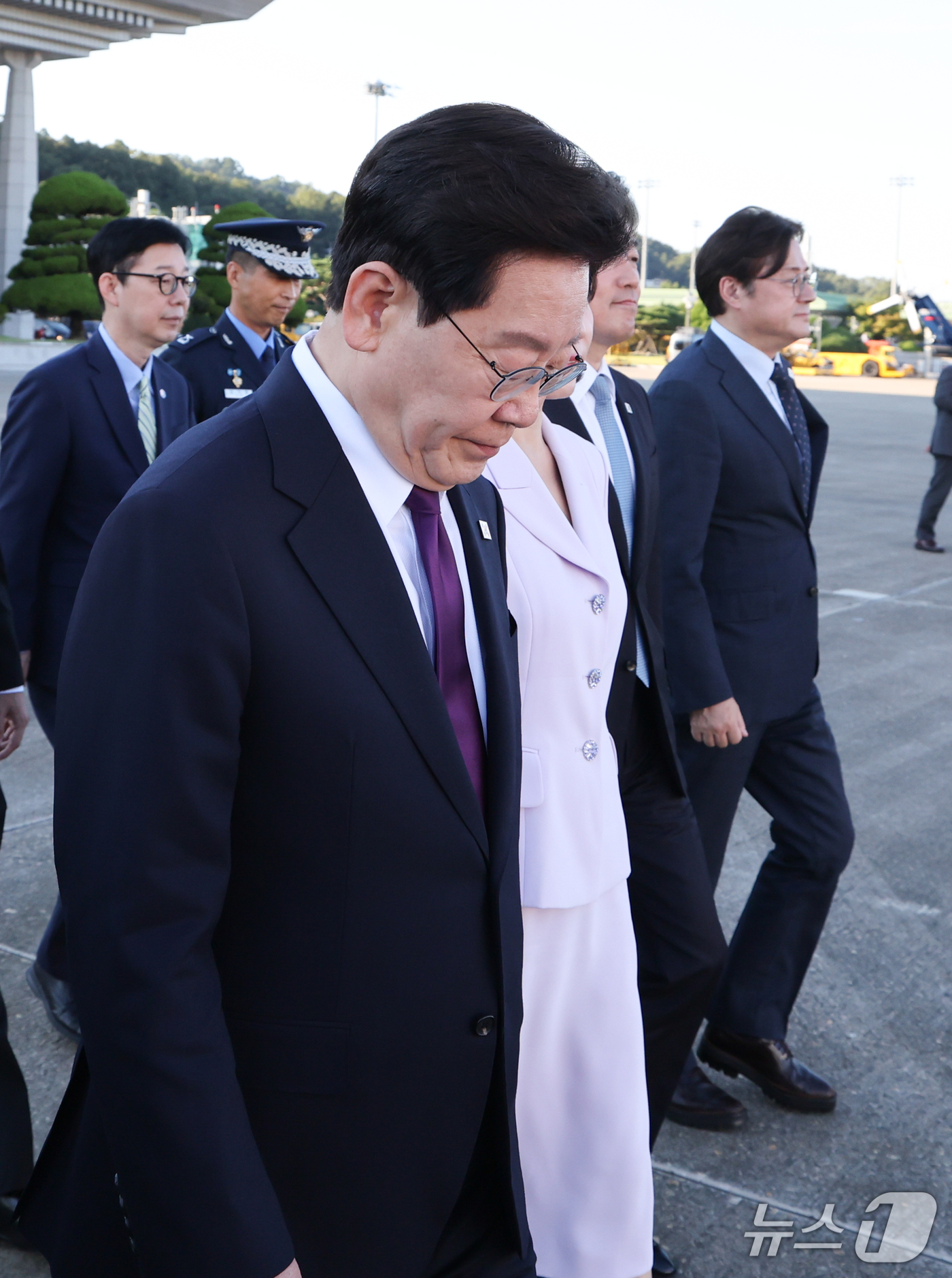 (성남=뉴스1) 허경 기자 = 이재명 대통령과 김혜경 여사가 21일 미국 뉴욕에서 열리는 유엔총회 참석을 위해 경기 성남 서울공항을 통해 출국하고 있다. 2026.9.21/뉴스1