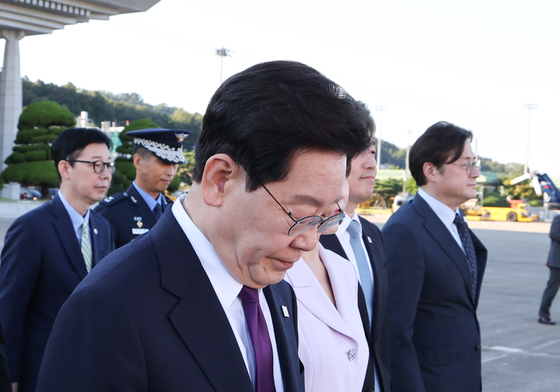 공군1호기 향하는 이재명 대통령