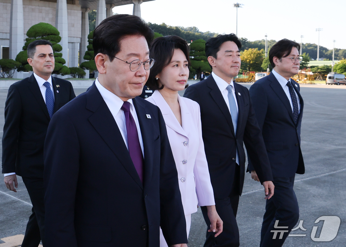 (성남=뉴스1) 허경 기자 = 이재명 대통령과 김혜경 여사가 21일 미국 뉴욕에서 열리는 유엔총회 참석을 위해 경기 성남 서울공항을 통해 출국하고 있다. 2026.9.21/뉴스1
