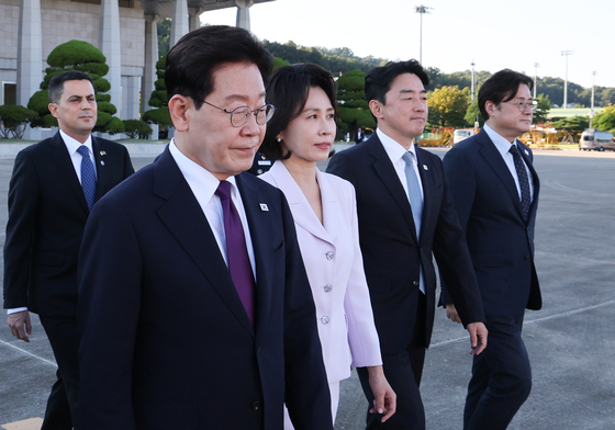 공군1호기 향하는 이재명 대통령