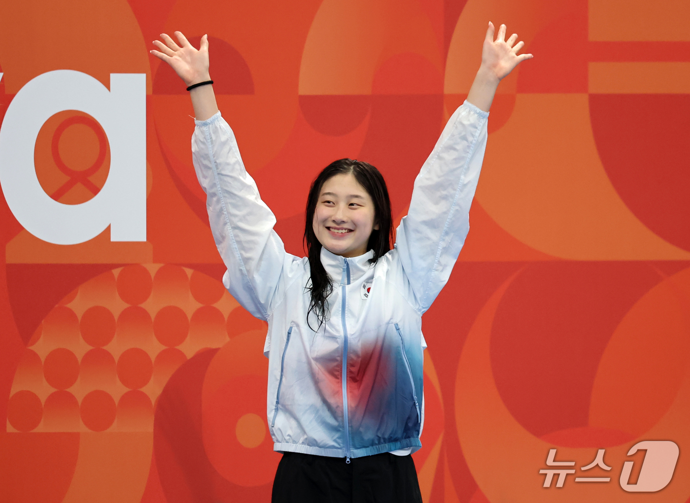 (도쿄=뉴스1) 김민지 기자 = 21일 도쿄 아쿠아틱스 센터에서 열린 2026 아이치·나고야 아시안게임 여자 50m 배영 결승전에서 동메달을 획득한 김승원이 시상대에 올라 인사하고 …