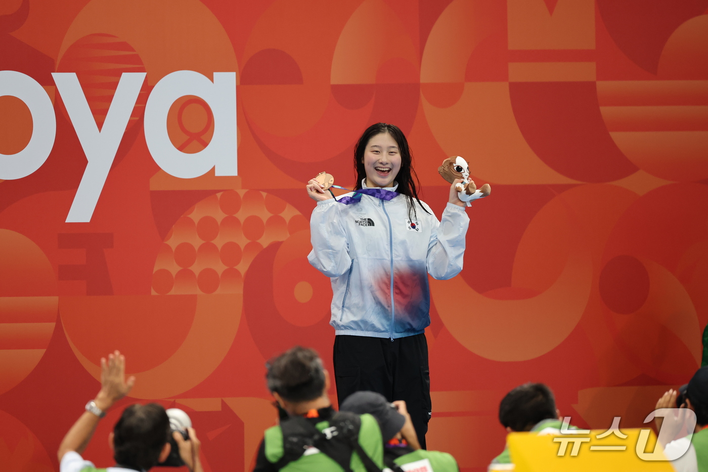 (도쿄=뉴스1) 김민지 기자 = 21일 도쿄 아쿠아틱스 센터에서 열린 2026 아이치·나고야 아시안게임 여자 50m 배영 결승전에서 동메달을 획득한 김승원이 메달을 들어 보이고 있 …