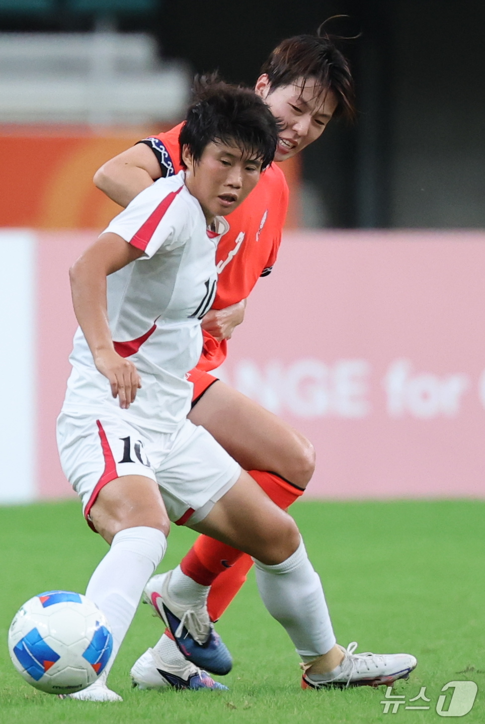 (시즈오카=뉴스1) 안은나 기자 = 21일 일본 시즈오카 스타디움 에코파에서 열린 2026 아이치·나고야 아시안게임 여자축구 조별예선 F조 대한민국과 북한의 경기 후반, 대한민국 …