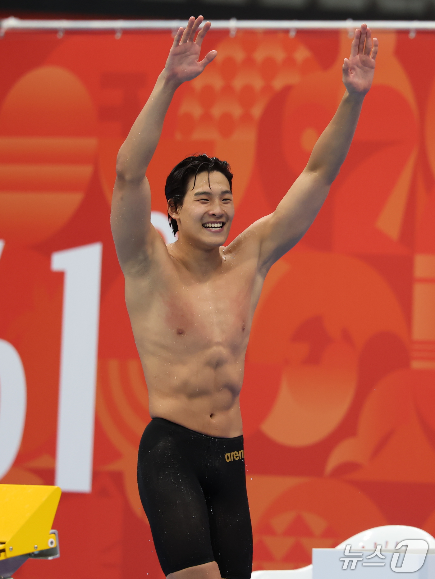 (도쿄=뉴스1) 김민지 기자 = 21일 도쿄 아쿠아틱스 센터에서 열린 2026 아이치·나고야 아시안게임 남자 50m 자유형 결승전에서 금메달을 획득한 김영범이 기뻐하고 있다. 20 …