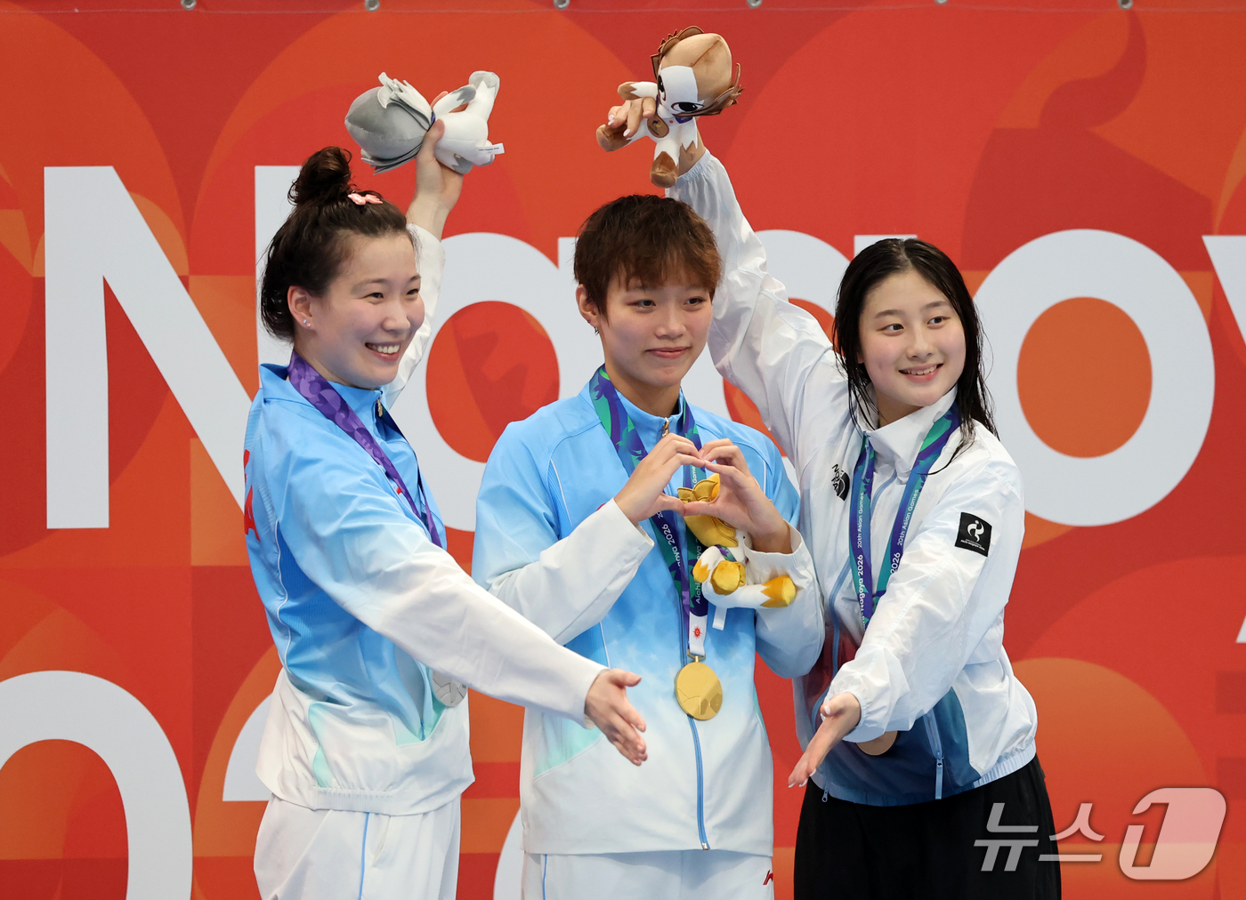 (도쿄=뉴스1) 김민지 기자 = 21일 도쿄 아쿠아틱스 센터에서 열린 2026 아이치·나고야 아시안게임 여자 50m 배영 결승전에서 동메달을 획득한 김승원이 시상대에 올라 포즈를 …