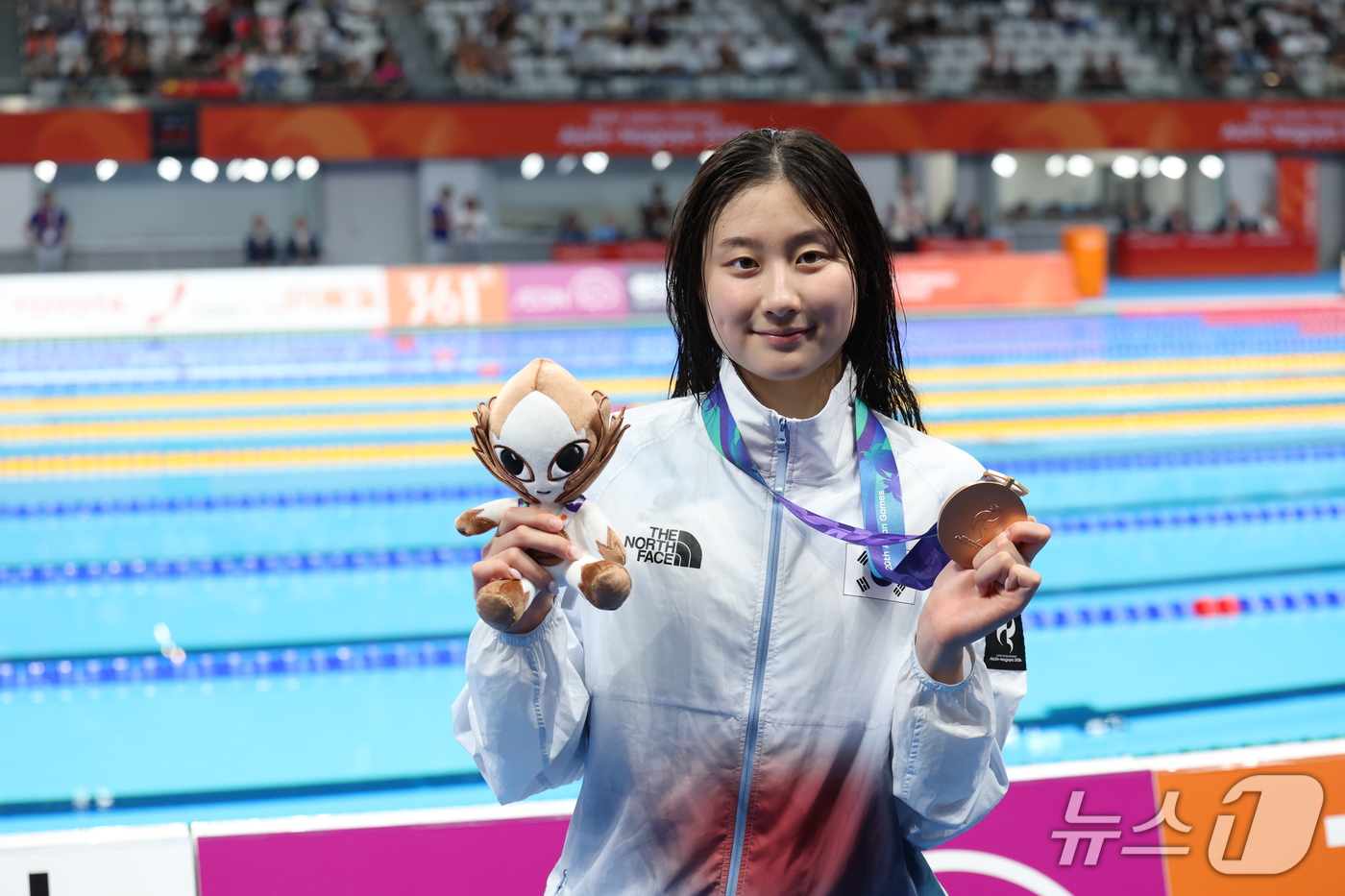 (도쿄=뉴스1) 김민지 기자 = 21일 도쿄 아쿠아틱스 센터에서 열린 2026 아이치·나고야 아시안게임 여자 50m 배영 결승전에서 동메달을 획득한 김승원이 동메달을 들어 보이고 …