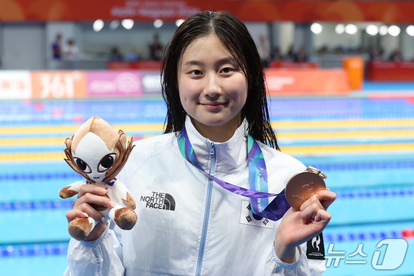 (도쿄=뉴스1) 김민지 기자 = 21일 도쿄 아쿠아틱스 센터에서 열린 2026 아이치·나고야 아시안게임 여자 50m 배영 결승전에서 동메달을 획득한 김승원이 시상대에 올라 동메달을 …