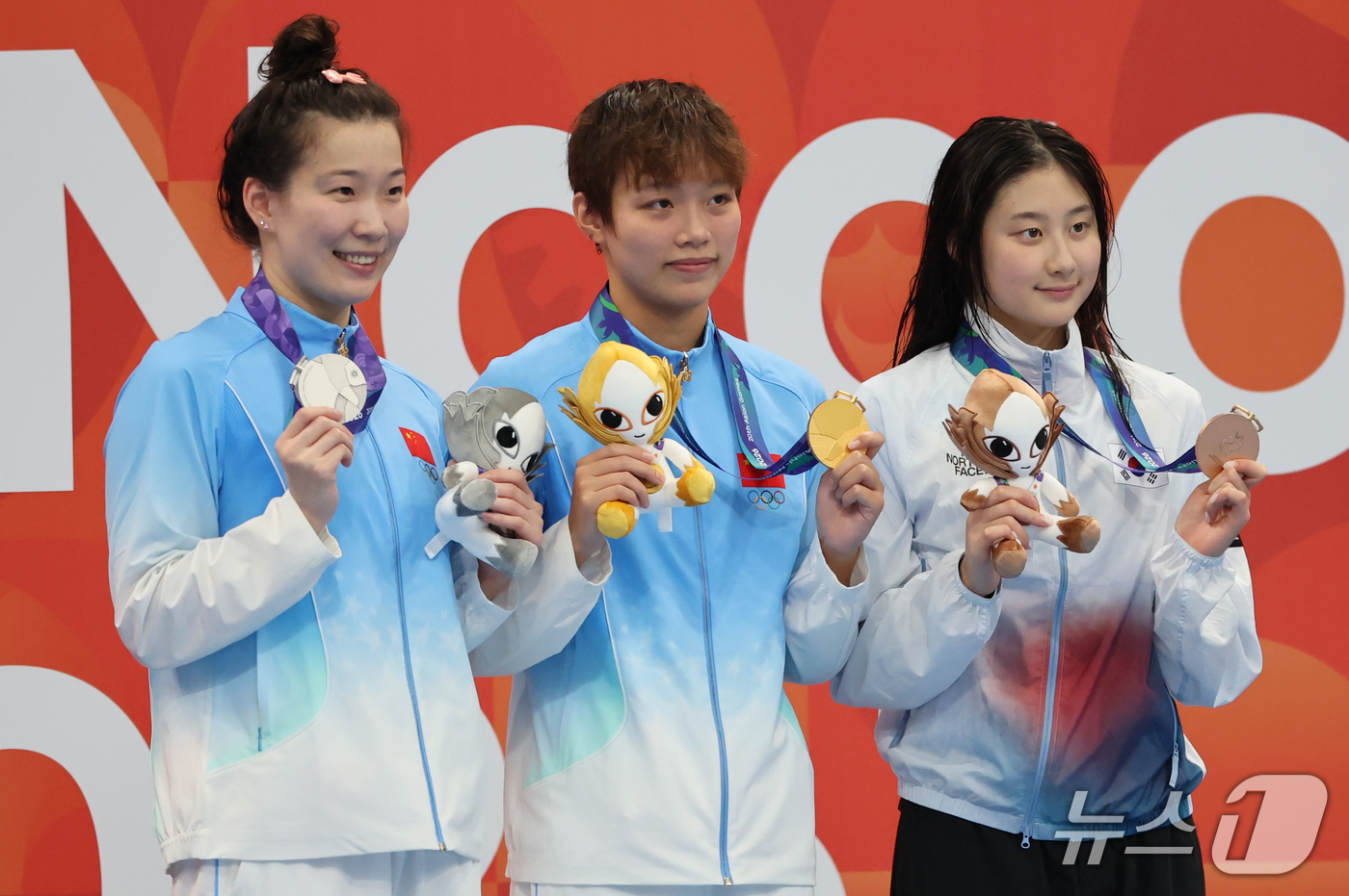 (도쿄=뉴스1) 김민지 기자 = 21일 도쿄 아쿠아틱스 센터에서 열린 2026 아이치·나고야 아시안게임 여자 50m 배영 결승전에서 동메달을 획득한 김승원이 시상대에 올라 동메달을 …