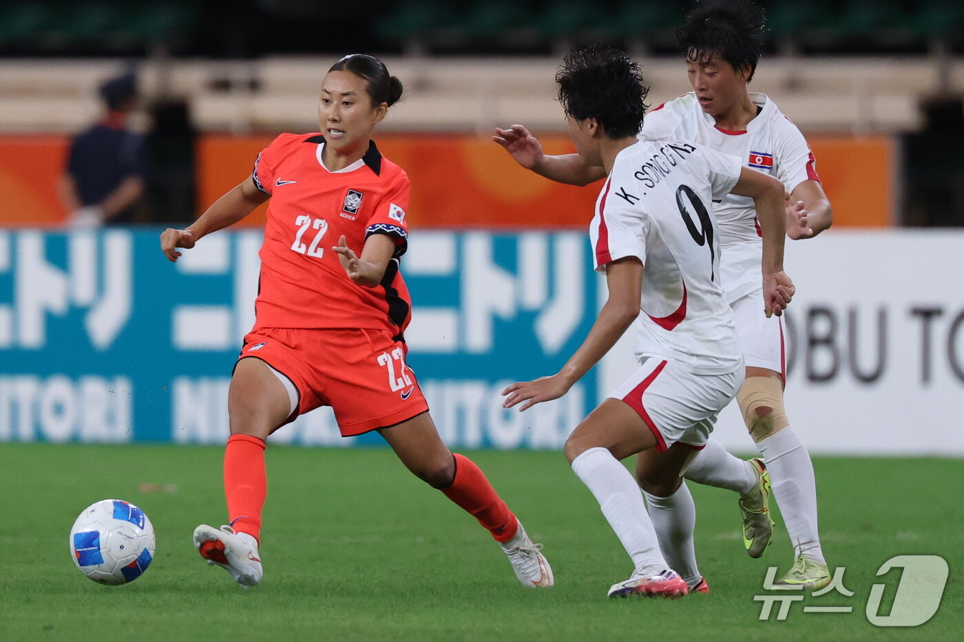 본문 이미지 - 21일 일본 시즈오카 스타디움 에코파에서 열린 2026 아이치·나고야 아시안게임 여자축구 조별예선 F조 대한민국과 북한의 경기 후반, 대한민국 추효주가 드리블 돌파를 하고 있다. 2026.9.21 ⓒ 뉴스1 안은나 기자