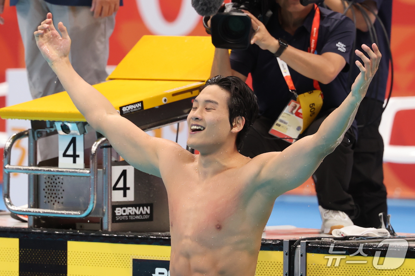 (도쿄=뉴스1) 김민지 기자 = 21일 도쿄 아쿠아틱스 센터에서 열린 2026 아이치·나고야 아시안게임 남자 50m 자유형 결승전에서 금메달을 획득한 김영범이 환호하고 있다. 20 …