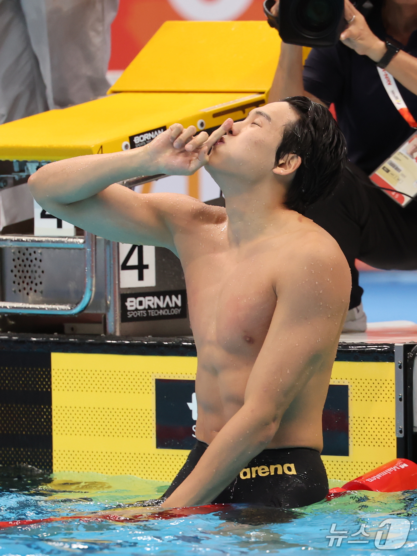 (도쿄=뉴스1) 김민지 기자 = 21일 도쿄 아쿠아틱스 센터에서 열린 2026 아이치·나고야 아시안게임 남자 50m 자유형 결승전에서 금메달을 획득한 김영범이 세리머니를 하고 있다 …