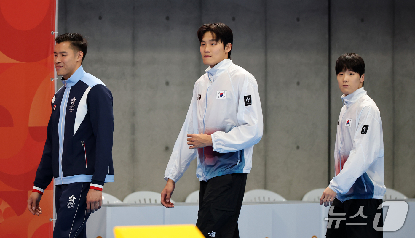 (도쿄=뉴스1) 김민지 기자 = 21일 도쿄 아쿠아틱스 센터에서 열린 2026 아이치·나고야 아시안게임 남자 50m 자유형 결승전에서 금메달을 획득한 김영범과 동메달을 획득한 지유 …