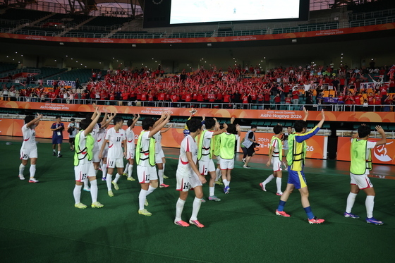 무승부 북한 여자축구, 응원단 향해 인사