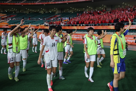 인사하는 북한 여자축구 선수들