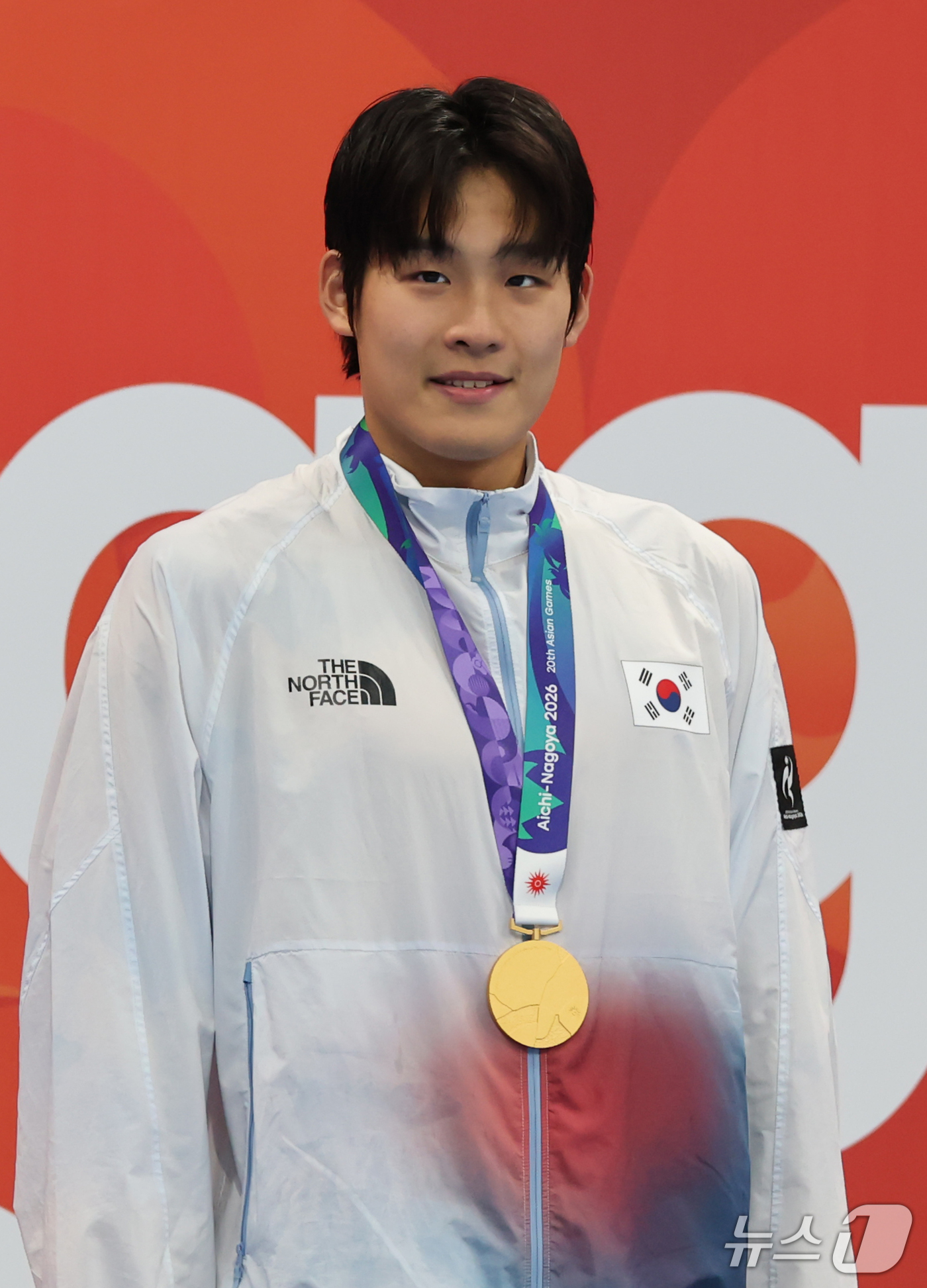 (도쿄=뉴스1) 김민지 기자 = 21일 도쿄 아쿠아틱스 센터에서 열린 2026 아이치·나고야 아시안게임 남자 50m 자유형 결승전에서 금메달을 획득한 김영범이 시상대에서 포즈를 취 …
