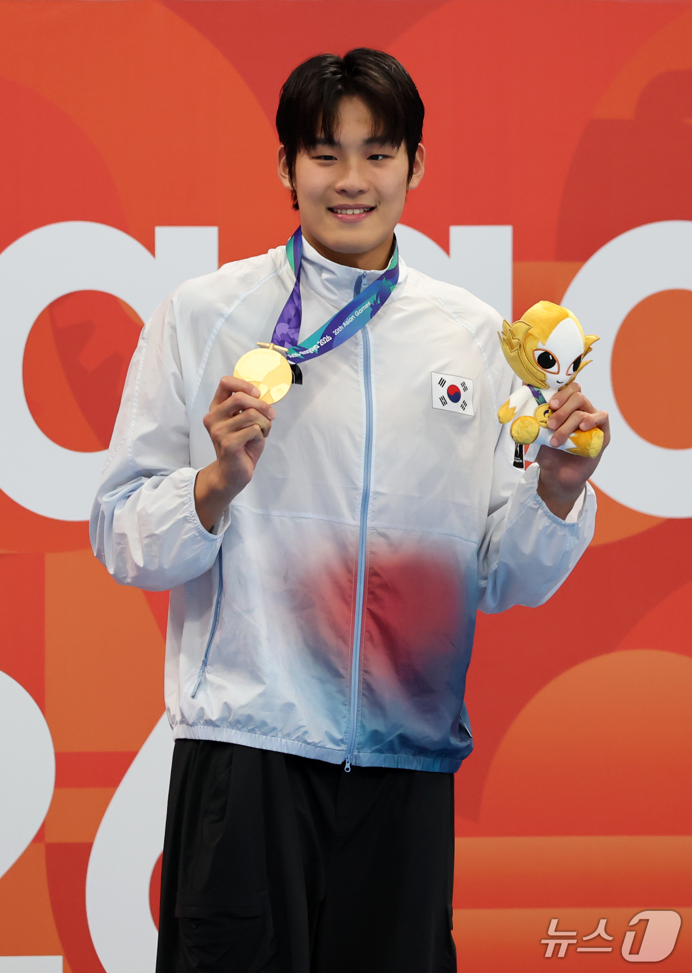 (도쿄=뉴스1) 김민지 기자 = 21일 도쿄 아쿠아틱스 센터에서 열린 2026 아이치·나고야 아시안게임 남자 50m 자유형 결승전에서 금메달을 획득한 김영범이 시상대에서 메달을 들 …