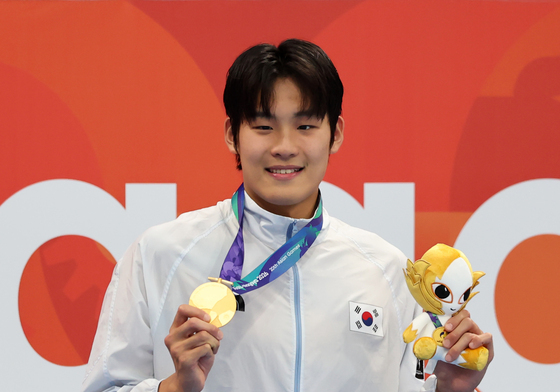 금메달 들어 보이는 김영범