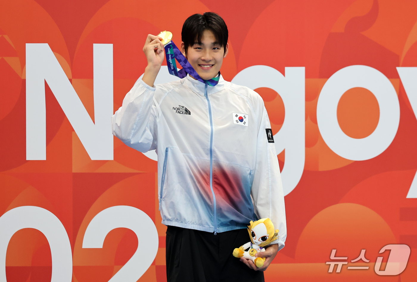 (도쿄=뉴스1) 김민지 기자 = 21일 도쿄 아쿠아틱스 센터에서 열린 2026 아이치·나고야 아시안게임 남자 50m 자유형 결승전에서 금메달을 획득한 김영범이 시상대에서 메달을 들 …