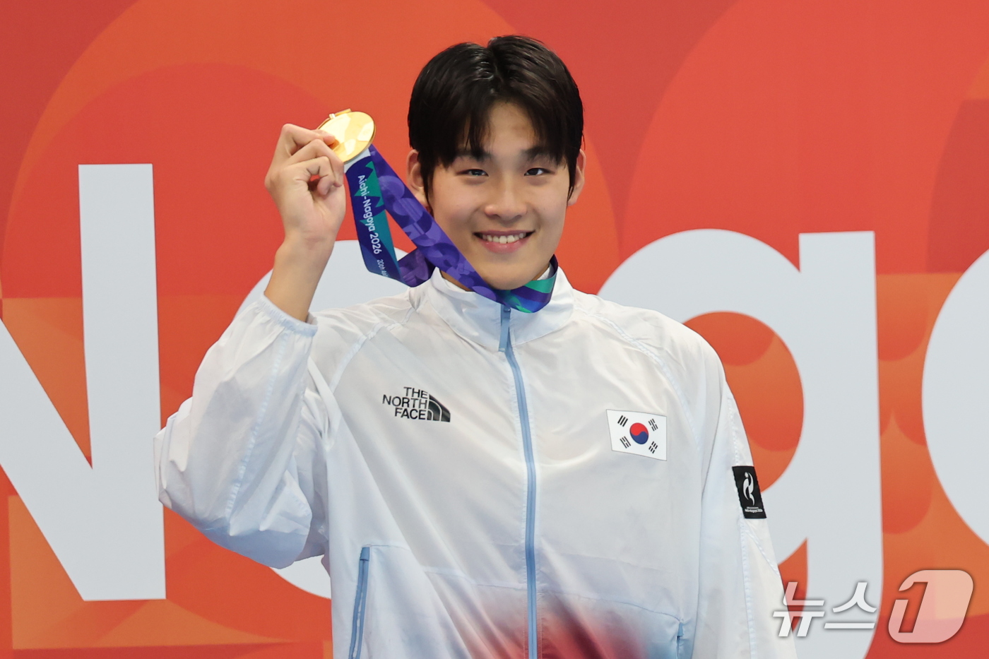(도쿄=뉴스1) 김민지 기자 = 21일 도쿄 아쿠아틱스 센터에서 열린 2026 아이치·나고야 아시안게임 남자 50m 자유형 결승전에서 금메달을 획득한 김영범이 시상대에서 메달을 들 …