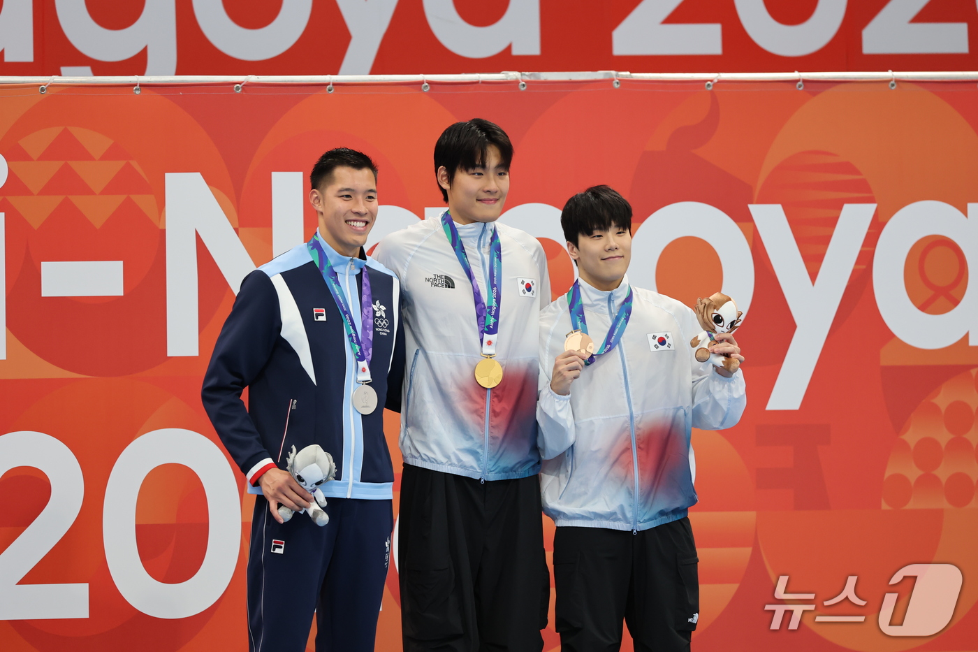 (도쿄=뉴스1) 김민지 기자 = 21일 도쿄 아쿠아틱스 센터에서 열린 2026 아이치·나고야 아시안게임 남자 50m 자유형 결승전에서 금메달을 획득한 김영범과 동메달을 획득한 지유 …