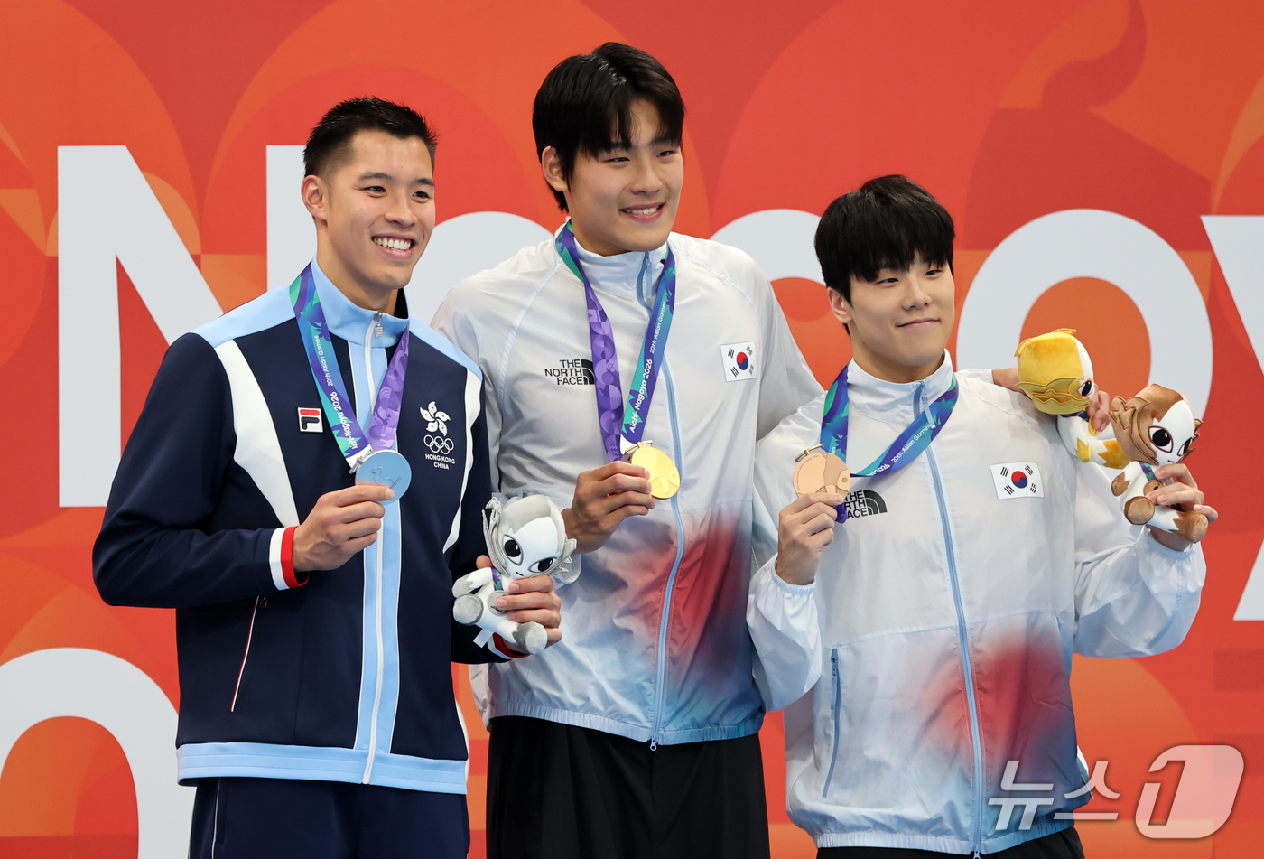 (도쿄=뉴스1) 김민지 기자 = 21일 도쿄 아쿠아틱스 센터에서 열린 2026 아이치·나고야 아시안게임 남자 50m 자유형 결승전에서 금메달을 획득한 김영범과 동메달을 획득한 지유 …