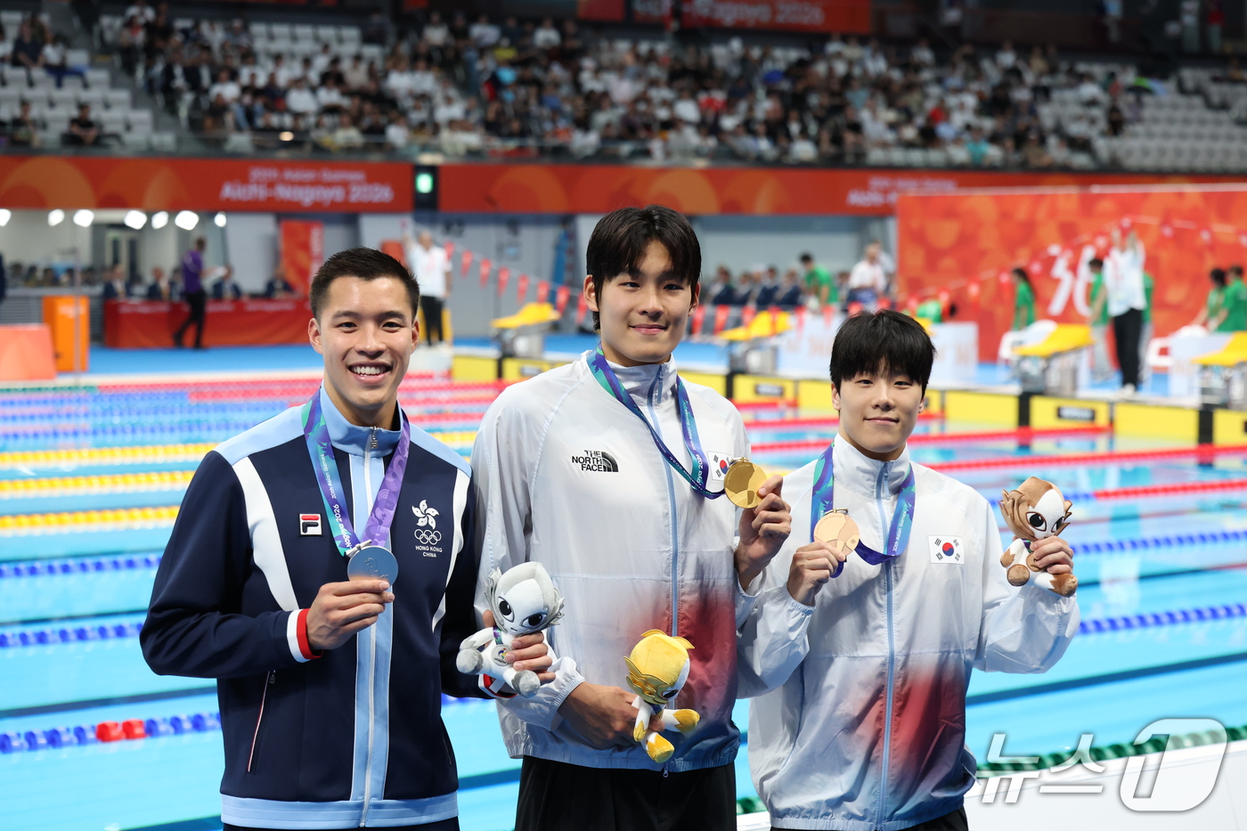(도쿄=뉴스1) 김민지 기자 = 21일 도쿄 아쿠아틱스 센터에서 열린 2026 아이치·나고야 아시안게임 남자 50m 자유형 결승전에서 금메달을 획득한 김영범과 동메달을 획득한 지유 …