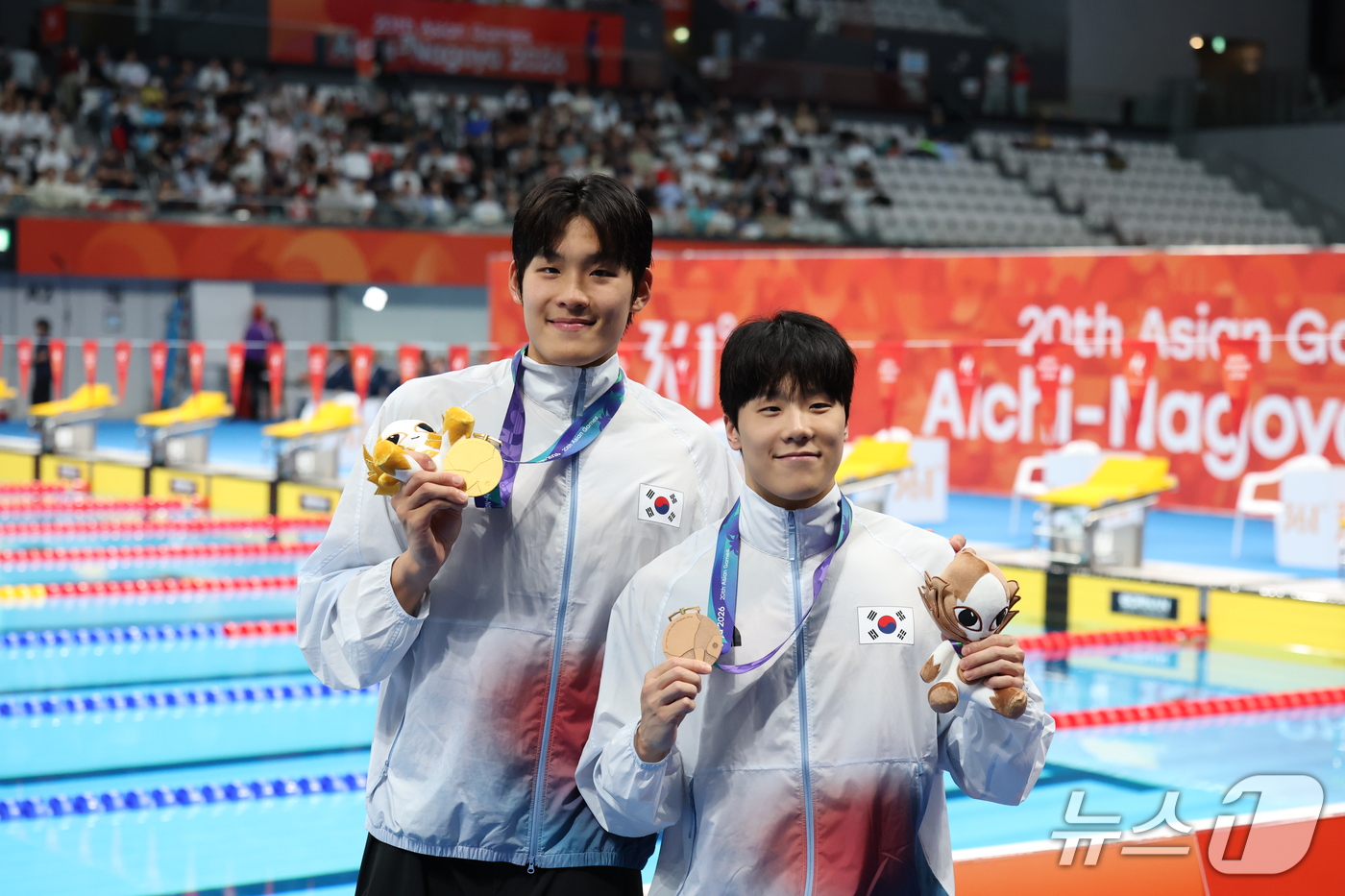 (도쿄=뉴스1) 김민지 기자 = 21일 도쿄 아쿠아틱스 센터에서 열린 2026 아이치·나고야 아시안게임 남자 50m 자유형 결승전에서 금메달을 획득한 김영범과 동메달을 획득한 지유 …