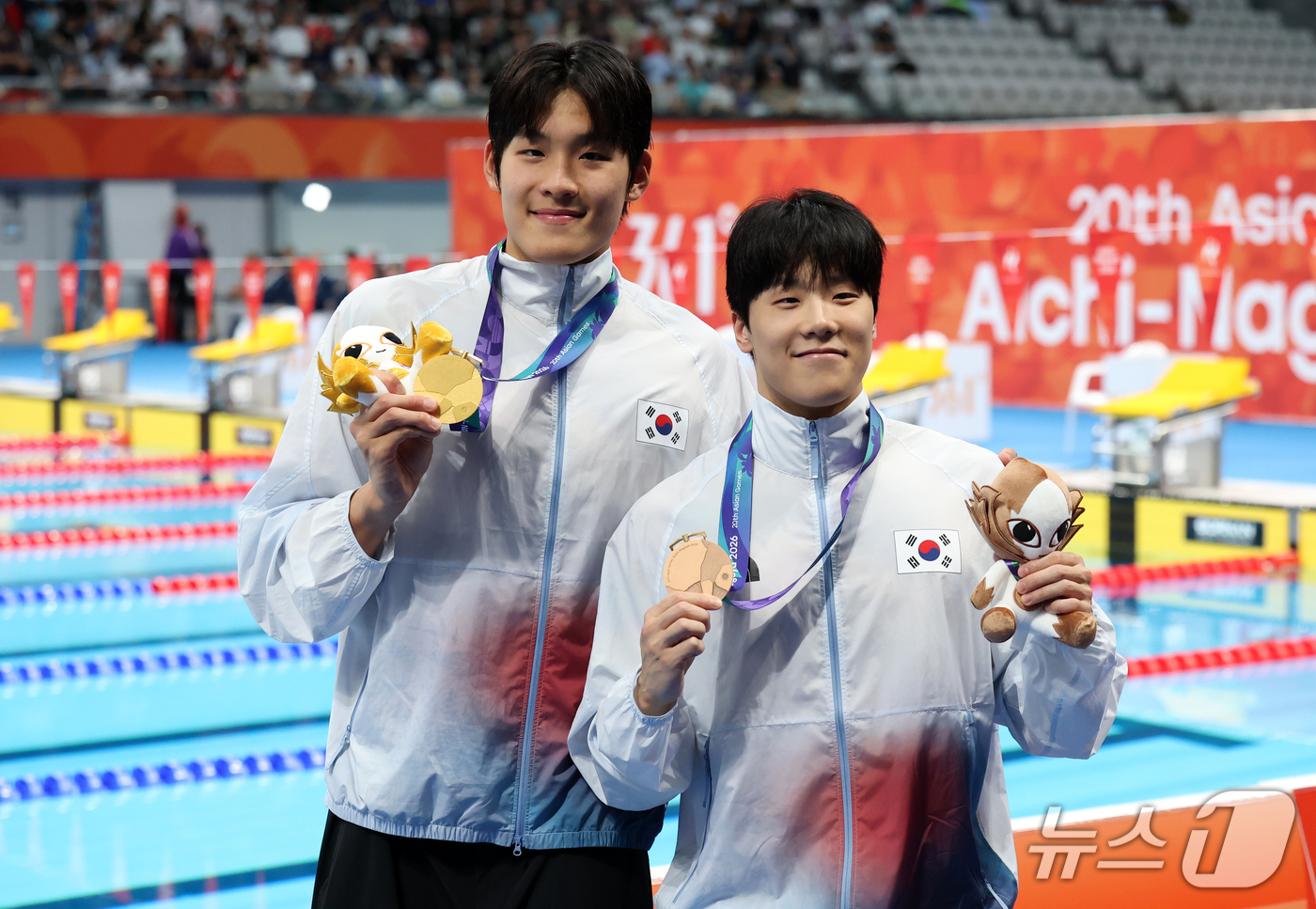 (도쿄=뉴스1) 김민지 기자 = 21일 도쿄 아쿠아틱스 센터에서 열린 2026 아이치·나고야 아시안게임 남자 50m 자유형 결승전에서 금메달을 획득한 김영범과 동메달을 획득한 지유 …