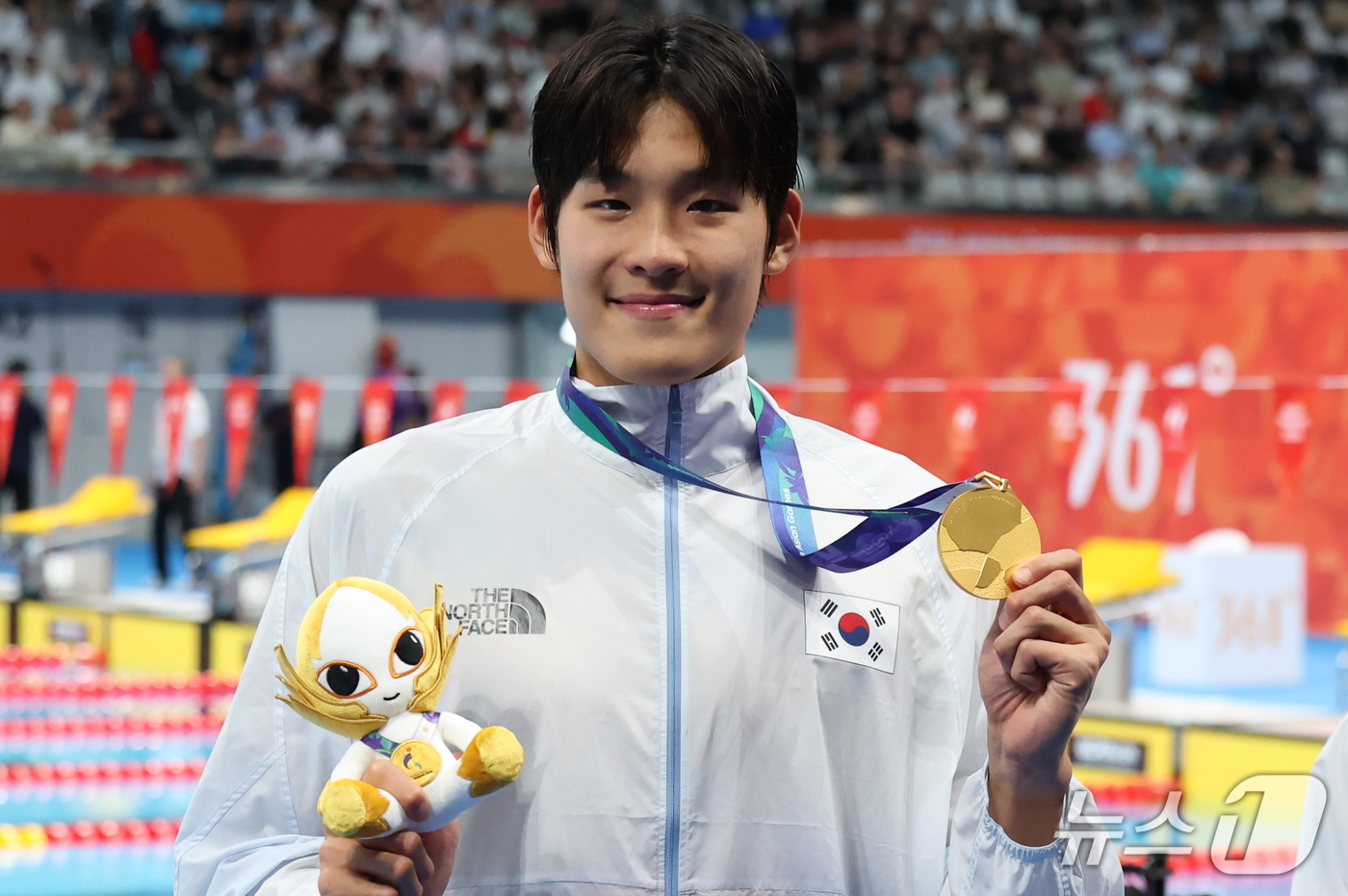 (도쿄=뉴스1) 김민지 기자 = 21일 도쿄 아쿠아틱스 센터에서 열린 2026 아이치·나고야 아시안게임 남자 50m 자유형 결승전에서 금메달을 획득한 김영범이 메달을 들어 보이고 …