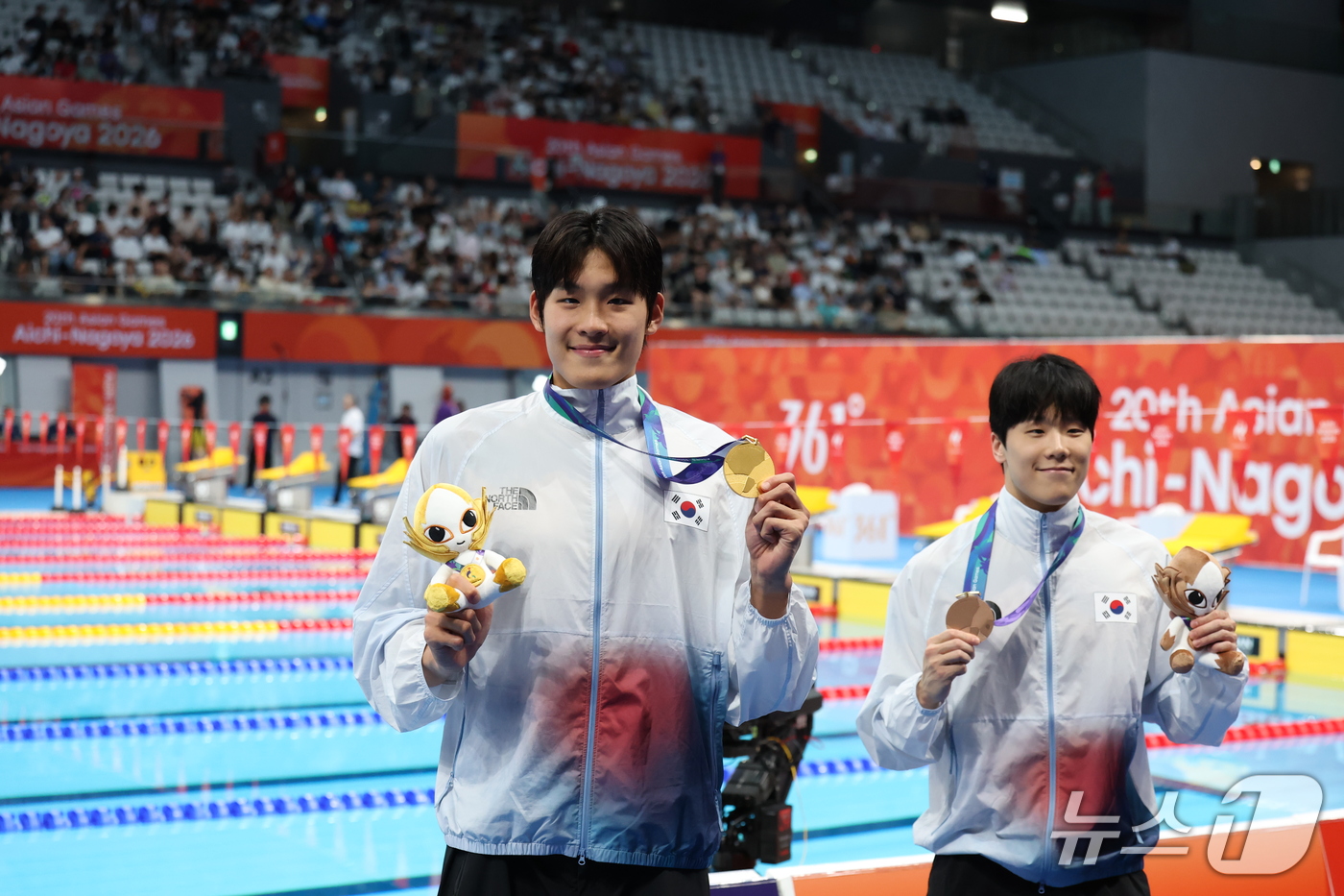 (도쿄=뉴스1) 김민지 기자 = 21일 도쿄 아쿠아틱스 센터에서 열린 2026 아이치·나고야 아시안게임 남자 50m 자유형 결승전에서 금메달을 획득한 김영범과 동메달을 획득한 지유 …