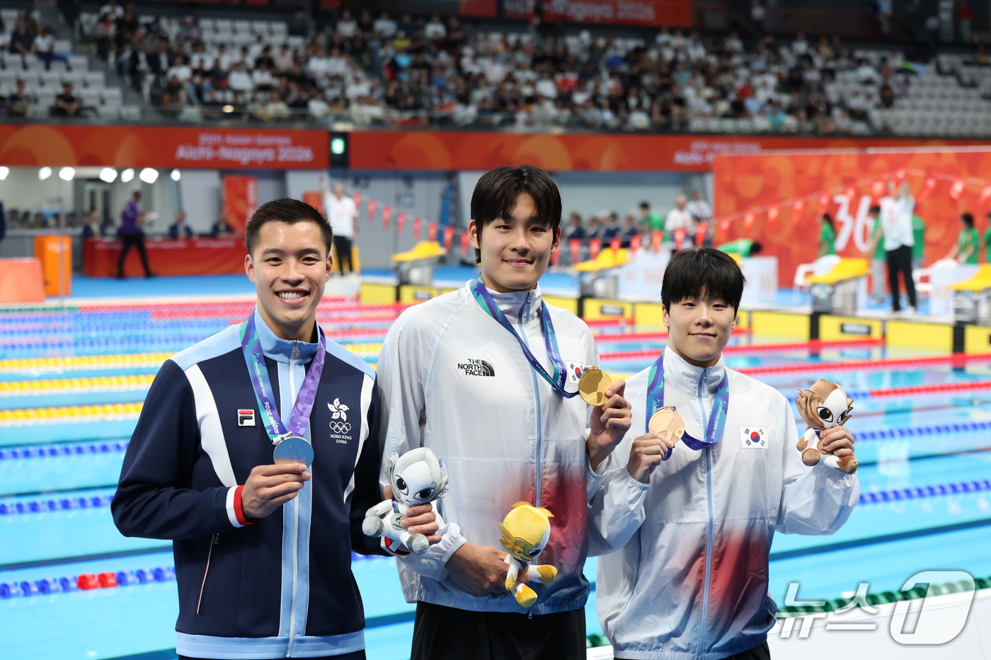 (도쿄=뉴스1) 김민지 기자 = 21일 도쿄 아쿠아틱스 센터에서 열린 2026 아이치·나고야 아시안게임 남자 50m 자유형 결승전에서 금메달을 획득한 김영범과 동메달을 획득한 지유 …