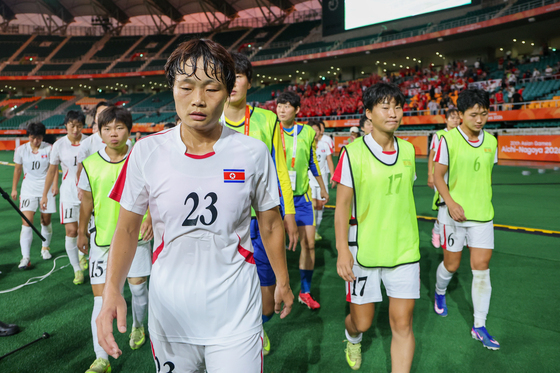 여자축구 남북대결 '무승부' 굳은 표정의 北