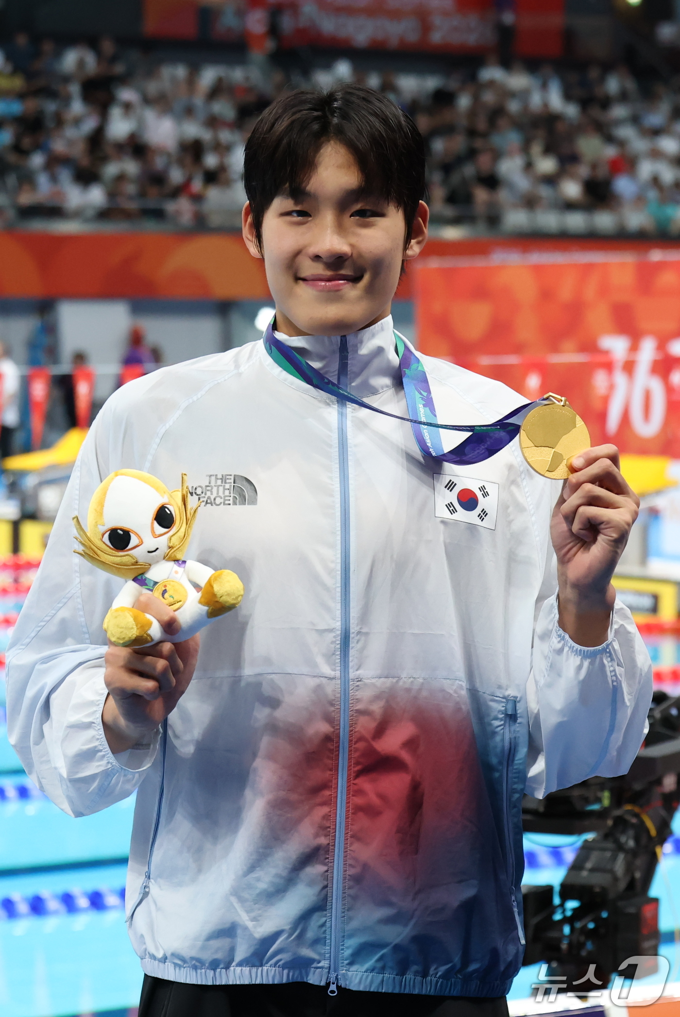 (도쿄=뉴스1) 김민지 기자 = 21일 도쿄 아쿠아틱스 센터에서 열린 2026 아이치·나고야 아시안게임 남자 50m 자유형 결승전에서 금메달을 획득한 김영범이 메달을 들어 보이고 …