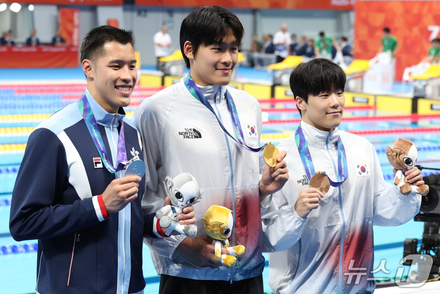 본문 이미지 - 21일 도쿄 아쿠아틱스 센터에서 열린 2026 아이치·나고야 아시안게임 남자 50m 자유형 결승전에서 금메달을 획득한 김영범과 동메달을 획득한 지유찬이 메달을 들어 보이고 있다. 2026.9.21 ⓒ 뉴스1 김민지 기자