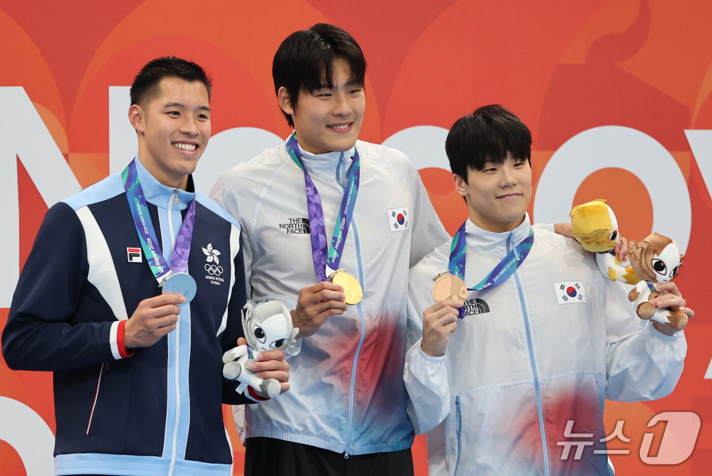 본문 이미지 - 21일 도쿄 아쿠아틱스 센터에서 열린 2026 아이치·나고야 아시안게임 남자 50m 자유형 결승전에서 금메달을 획득한 김영범과 동메달을 획득한 지유찬이 메달을 들어 보이고 있다. 2026.9.21 ⓒ 뉴스1 김민지 기자