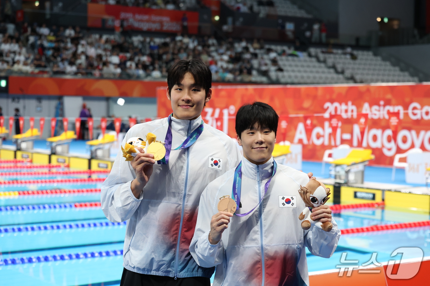 (도쿄=뉴스1) 김민지 기자 = 21일 도쿄 아쿠아틱스 센터에서 열린 2026 아이치·나고야 아시안게임 남자 50m 자유형 결승전에서 금메달을 획득한 김영범과 동메달을 획득한 지유 …