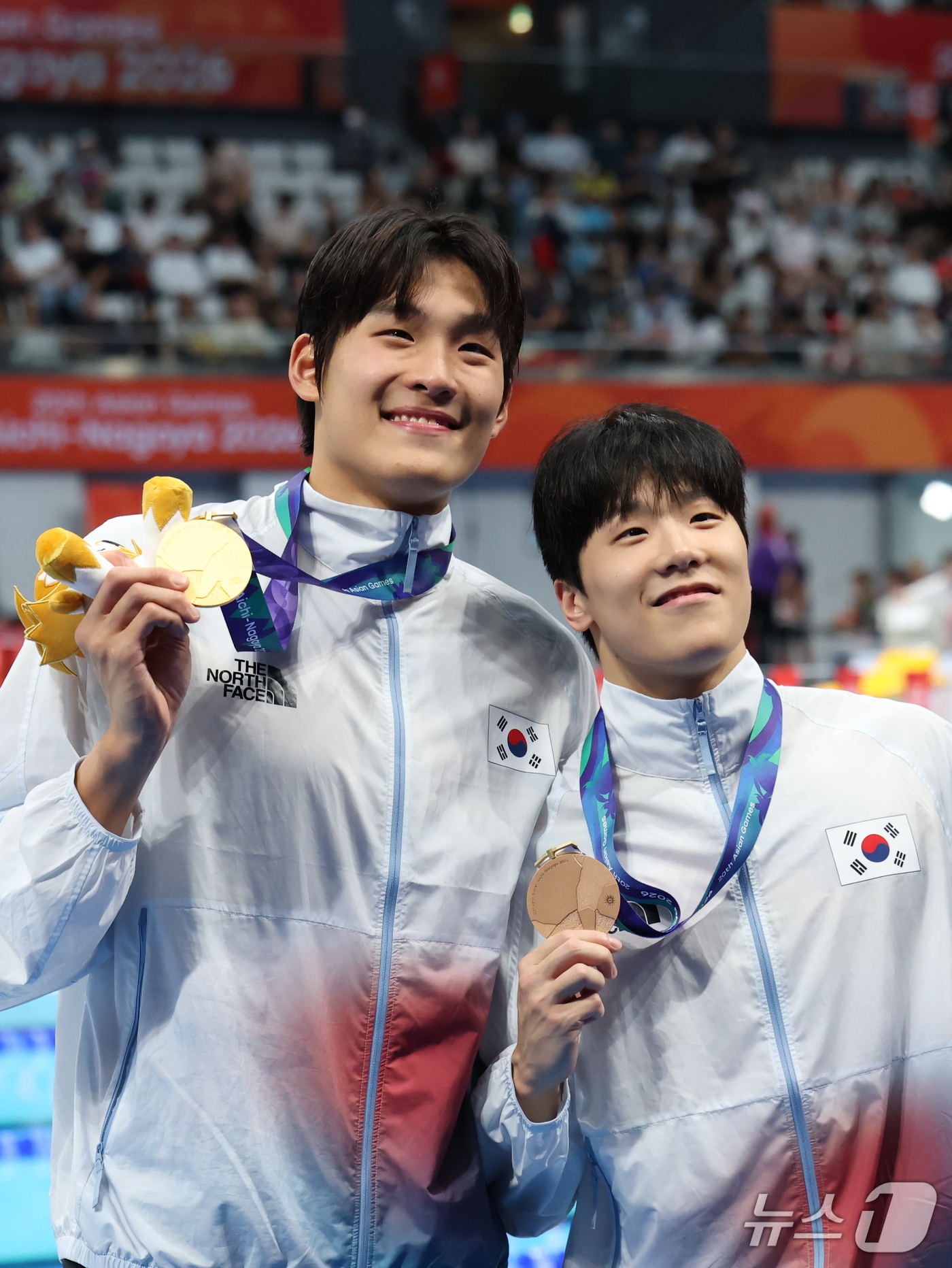 (도쿄=뉴스1) 김민지 기자 = 21일 도쿄 아쿠아틱스 센터에서 열린 2026 아이치·나고야 아시안게임 남자 50m 자유형 결승전에서 금메달을 획득한 김영범과 동메달을 획득한 지유 …