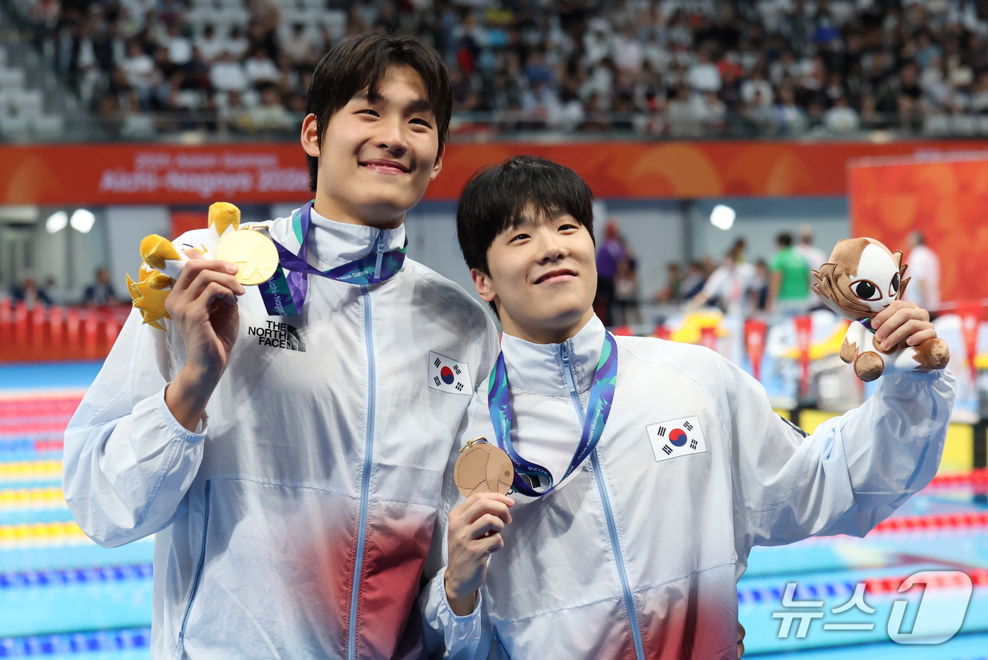 (도쿄=뉴스1) 김민지 기자 = 21일 도쿄 아쿠아틱스 센터에서 열린 2026 아이치·나고야 아시안게임 남자 50m 자유형 결승전에서 금메달을 획득한 김영범과 동메달을 획득한 지유 …